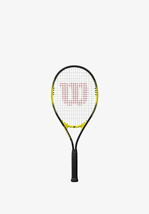 Zwarte en gele tennisracket met een gestructureerde grip, ovale kopvorm en witte snaren. Bevat een rood "Wilson" logo in het snarenbed.