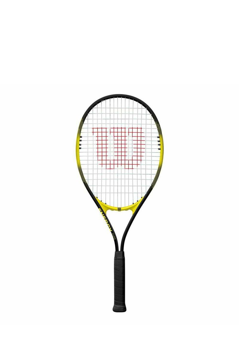Raqueta de tenis negra y amarilla con un empuñadura texturizada, forma de cabeza ovalada y cuerdas blancas. Presenta un logo rojo de "Wilson" en el área de las cuerdas.