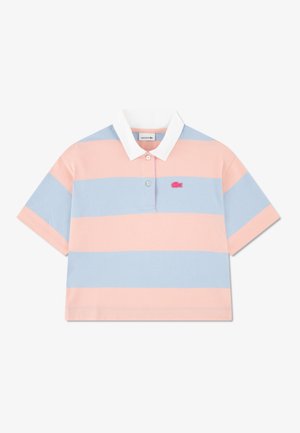 Polo à manches courtes avec rayures horizontales roses et bleu clair, col blanc, patte à trois boutons, et petit logo rose.