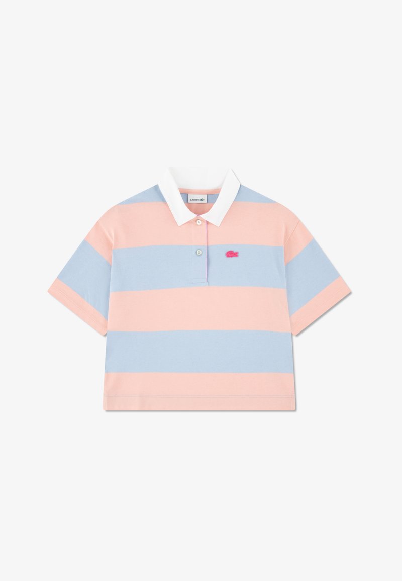 Polo à manches courtes avec rayures horizontales roses et bleu clair, col blanc, patte à trois boutons, et petit logo rose.