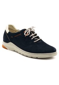 Zapato de ante azul marino con suela beige, puntera redonda y cordones gris claro. Presenta detalles en naranja y una superficie texturizada para mayor agarre.