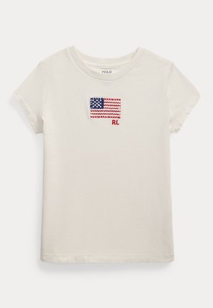 Hvit bomull t-skjorte med en brodert amerikansk flagg i rødt, blått og hvitt, med "RL" under flagget. Korte ermer, rund hals.