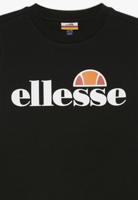Felpa nera con il logo "ellesse" in bianco, accompagnato da un design semicircolare arancione e rosso sopra il testo. Tessuto morbido e strutturato.