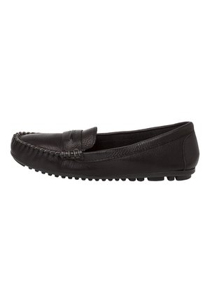 Zapato estilo mocasín de cuero negro con un acabado texturizado, detalles de costura en la parte delantera y una suela de goma flexible con pequeñas protuberancias.
