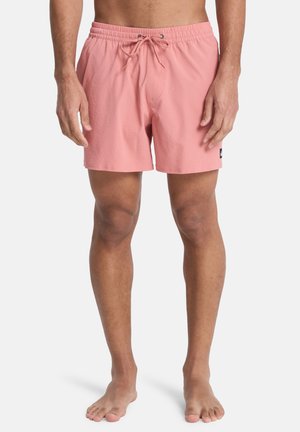 Rózsaszín úszónadrág texturált anyagból, gumis derékrésszel és húzózsinórral, valamint kis logóval az oldalon.