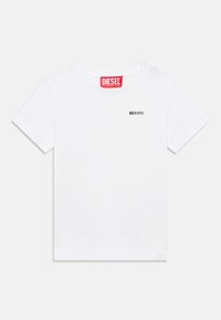 Λευκό βαμβακερό μπλουζάκι με στρογγυλή λαιμόκοψη και κοντά μανίκια. Μαύρο λογότυπο Diesel στο στήθος και κόκκινη ετικέτα της μάρκας στο λαιμό.