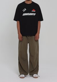 LOW LIGHTS STUDIOS® Pantalon classique - khaki