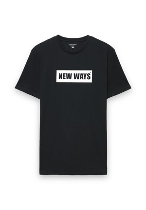 Czarny bawełniany T-shirt z okrągłym dekoltem, z białą prostokątną grafiką z napisem "NEW WAYS" w grubych czarnych literach.