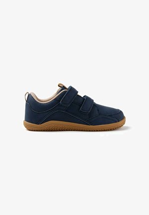 Chaussures en velcro bleu marine avec des accents beige, dotées d'une semelle en caoutchouc texturée et d'un dessus en tissu lisse. Design profil bas avec des orteils ronds.