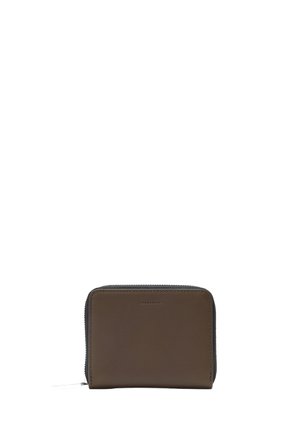Portafoglio in pelle marrone con chiusura a zip, caratterizzato da una texture liscia e da un dettaglio di cucitura a contrasto attorno ai bordi. Forma rettangolare compatta.