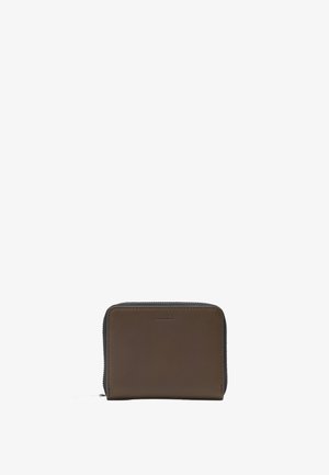 Portafoglio in pelle marrone con chiusura a zip, caratterizzato da una texture liscia e da un dettaglio di cucitura a contrasto attorno ai bordi. Forma rettangolare compatta.