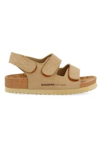 Sandalias beige con tres correas de Velcro, plantilla de corcho y suela de goma texturizada. Nombre de la marca "Gioseppo" impreso en el lateral.