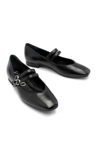 Pantofi negri din piele cu un design cu vârful pătrat, având două benzi înguste încrucișate cu accente din metal argintiu. Textură netedă, toc mic.