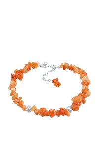 Orange ædelstenarmbånd med uregelmæssige chipsten, sølvhardware og en justerbar kæde med et hængende accentstykke.