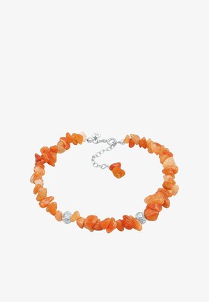 Armband mit orangefarbenen Edelsteinen, die aus unregelmäßigen Chipsteinen bestehen, silberner Hardware und einer verstellbaren Kette mit einem herabhängenden Akzentstück.