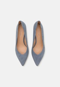Décolleté in suede blu con punta affusolata e scollatura bassa. Texture liscia e design minimalista. Suola in pelle visibile all'interno.