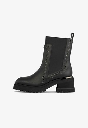 Botas negras hasta el tobillo con un acabado texturizado, que presentan detalles de remaches a lo largo de los lados y un tacón cuadrado para mayor estabilidad.