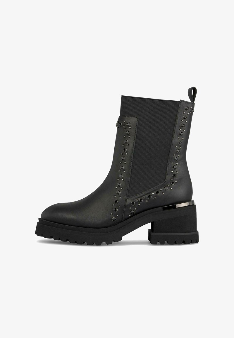 Czarne botki za kostkę o teksturowanym wykończeniu, z ćwiekowanymi akcentami po bokach i słupkowym obcasem dla stabilności.