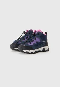 Marineblå og lilla tursko med rosa detaljer, laget av stoff og gummi, avrundet tå, og teksturert svart såle med grep mønstre.