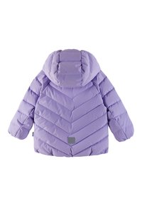 Violets pūkains mētelis ar kapuci, piedāvājot čevronu dizainu, pildījuma tekstūru un nelielu logo uz pleca.