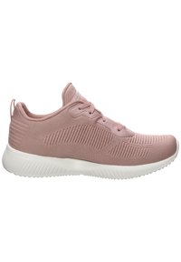 Helle rosa Sportschuh mit einem gestrickten Obermaterial, das strukturierte Streifen aufweist, Schnürverschluss und einer weißen, strukturierten Gummisohle.