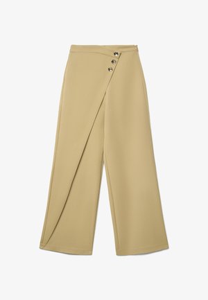 Pantaloni beige a gamba larga con design avvolgente, caratterizzati da tre bottoni decorativi metallici sul davanti e una texture di tessuto liscia e leggera.
