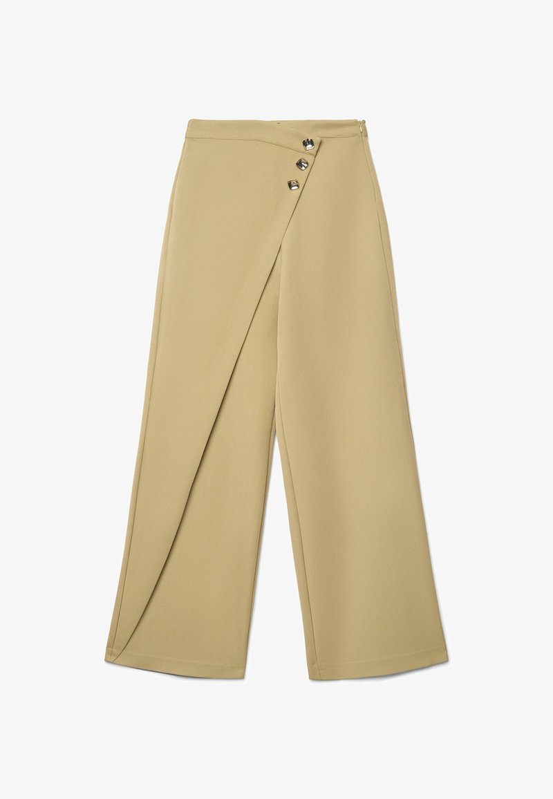 Pantaloni beige a gamba larga con design avvolgente, caratterizzati da tre bottoni decorativi metallici sul davanti e una texture di tessuto liscia e leggera.