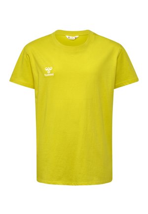 To børn står side om side iført gule t-shirts, sorte og grå shorts og sportssko mod en ensfarvet baggrund.
