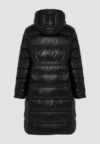 Zwarte pufferjas met een capuchon, met een gequilt ontwerp, elastische taille en lange mouwen, gemaakt van een glanzend, waterdicht materiaal.