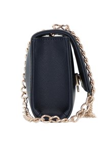 Tmavě modrá kabelka s texturovaným povrchem, zlatým řetízkovým popruhem, kompaktním obdélníkovým tvarem, zdobená dekorativní sponou a minimálním kováním.