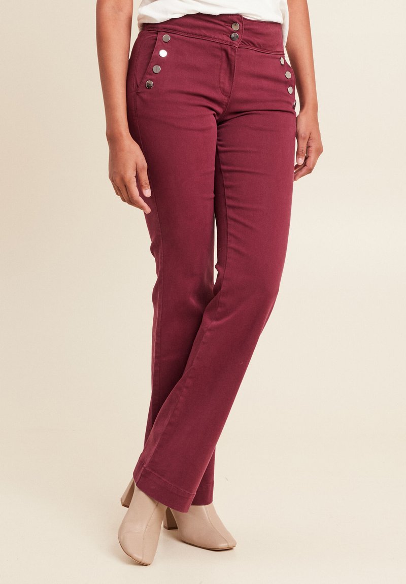 Bordeaux katoenmengsel broek met metallic knoopdetails op de zakken en een recht pijpdesign, gecombineerd met beige blokhakschoenen.