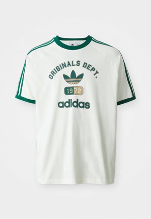 Vit kortärmad t-shirt med gröna accenter, som har grafik med "ORIGINALS DEPT." och "adidas", samt en vintage-inspirerad logotyp från 1972.