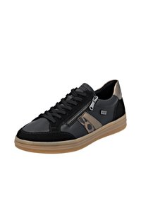 Baskets de sport noires et grises en cuir et suède, avec un laçage à l'avant, une fermeture éclair sur le côté et un accent en imprimé léopard sur le flanc.