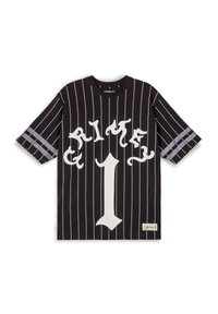 Jersey negro de manga corta con rayas verticales blancas, gran texto blanco "CRIME" y el número "1" en un diseño audaz. Acentos grises en las mangas.