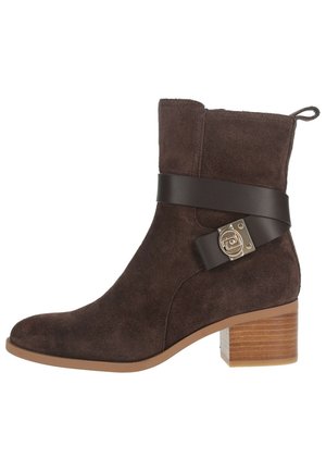 Stivaletto in camoscio marrone scuro con tacco basso in legno impilato e cinturino decorativo in pelle scura con fibbia metallica.