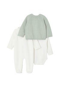 Drei Babykleidungsteile: ein hellgrüner gestrickter Pullover mit Raglanärmeln, zwei weiße, weiche Langarm-Overall mit Füßen.