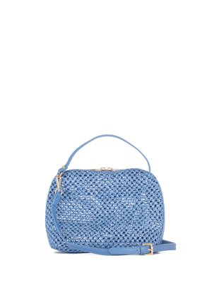 Borsa intrecciata blu con manico corto e tracolla regolabile, forma rettangolare, con fibbia e dettagli di cerniera color oro su sfondo bianco.
