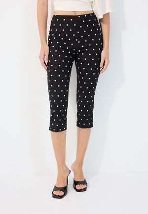 Stradivarius, POLKA DOT CAPRIS - Short - black