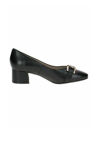 Fekete bőr tűsarkú cipő hegyes orral, tömb sarkal és fém csattal az elején. Sima textúra, minimalista dizájn.