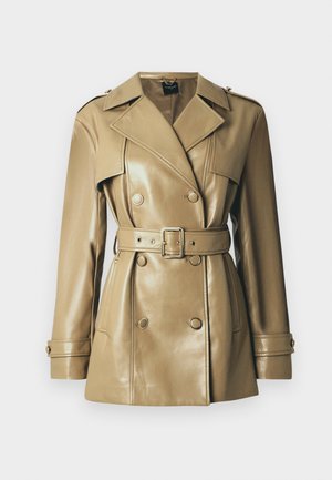 Trench coat bege em pele sintética com design de abotoamento duplo, cinto na cintura e grandes lapelas. Apresenta botões circulares em tom dourado.