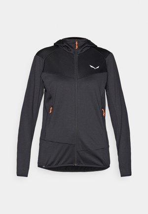 Czarna sportowa kurtka z kapturem, teksturowany materiał, zamek błyskawiczny, pomarańczowe akcenty i logo na górnej lewej części. Posiada boczne kieszenie.
