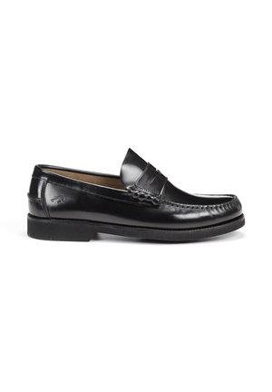 Zapato mocasín de cuero negro para hombre, sin cordones, con costura moc toe y tacón bajo, mostrado de lado sobre un fondo blanco.
