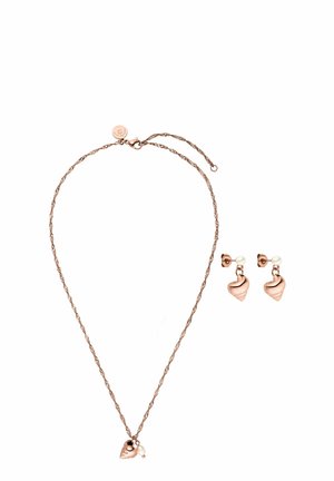 Roze gouden ketting met een gedraaide ketting en een hartpendant, gecombineerd met hartvormige oorringen met een parelaccent.