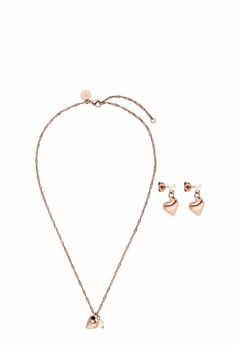 Roze gouden ketting met een gedraaide ketting en een hartpendant, gecombineerd met hartvormige oorringen met een parelaccent.