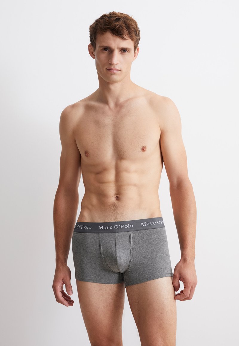 Graue Baumwollboxershorts mit körperbetontem Design, elastischem Bund mit "Marc O'Polo"-Logo, glatter Textur und einer Länge bis zur Mitte des Oberschenkels.