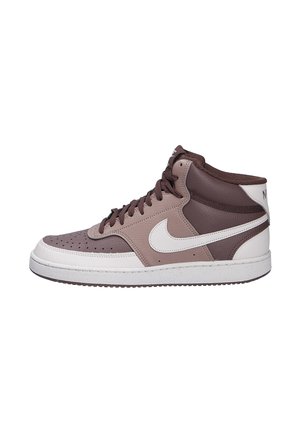 High-top Nike sneaker in bruin en beige met wit swoosh-logo en witte zool, zijaanzicht op een witte achtergrond.