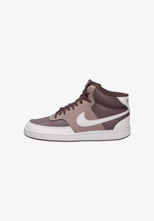 Wysokie sneakersy Nike w brązowo-beżowej kolorystyce z białym logo Swoosh i białą podeszwą, widoczne z boku na białym tle.