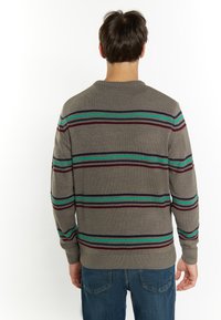 Maglione grigio con scollo rotondo, caratterizzato da strisce orizzontali verdi, blu e bordeaux. Tessuto a maglia, maniche lunghe e polsini a costine.