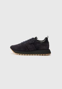 Baskets en suede navy foncé avec des accents synthétiques noirs, bout arrondi, semelle en caoutchouc avec motif texturé, et fermeture à lacets.