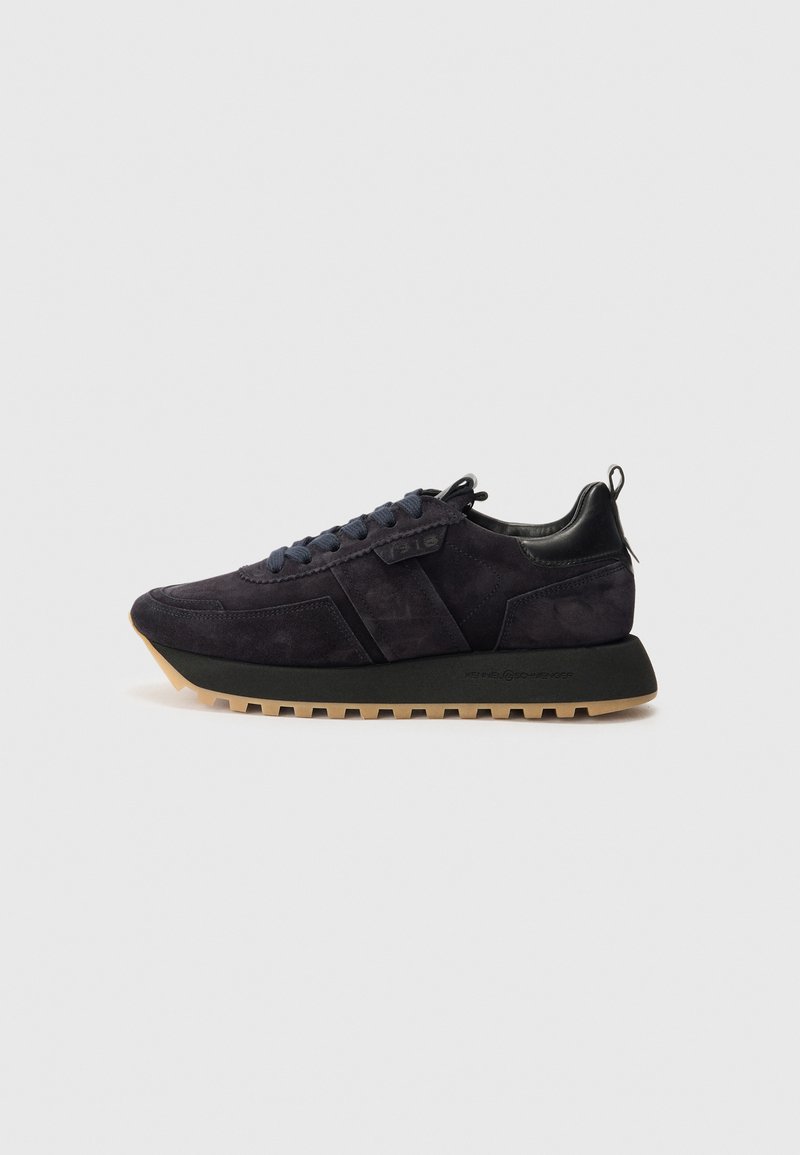Baskets en suede navy foncé avec des accents synthétiques noirs, bout arrondi, semelle en caoutchouc avec motif texturé, et fermeture à lacets.